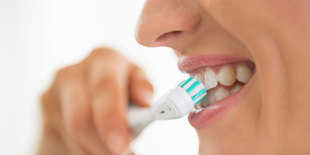 Electric toothbrush cleaning